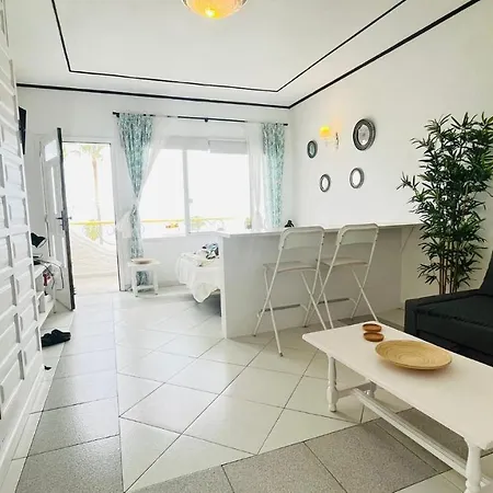 Studio Sea Front View & Pool تاكورونتي